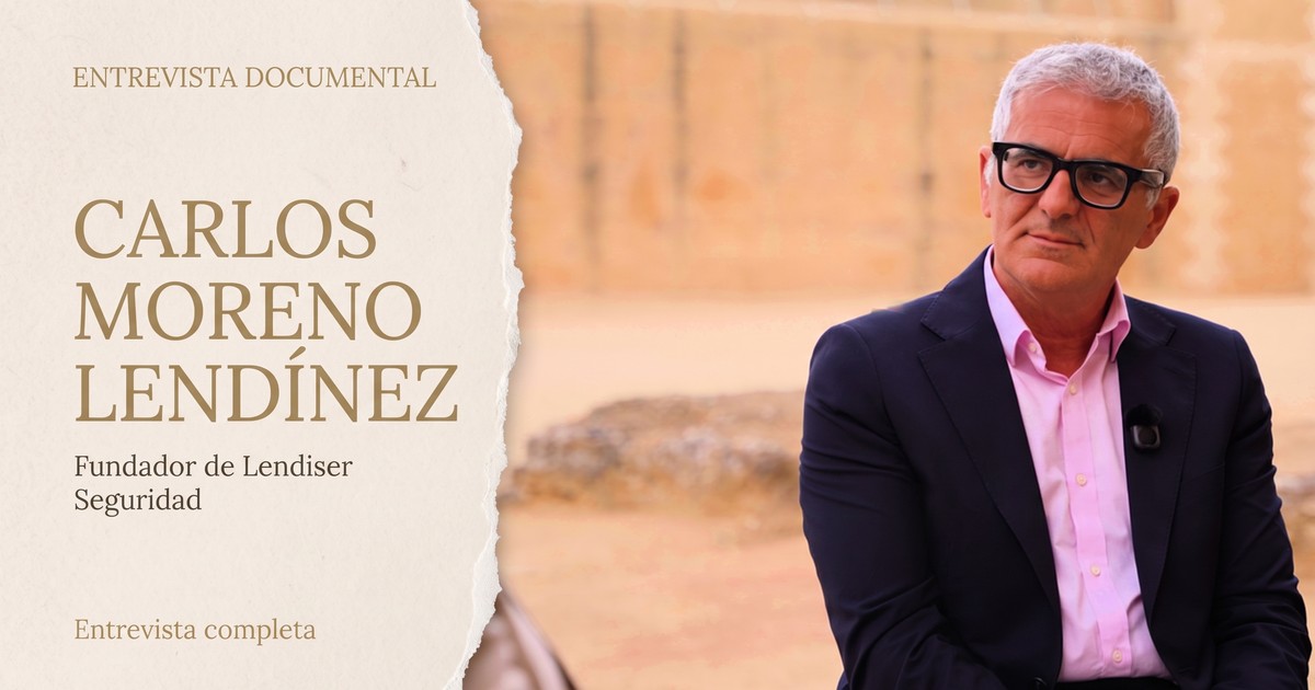 Carlos Moreno Lendínez, fundador de Lendiser Seguridad, durante la entrevista documental grabada en el Castillo de Alcalá de Guadaíra